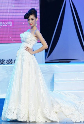 Đàm Kiều Y với trang phục dạ hội trong đêm chung kết cuộc thi Hoa hậu Hoàn cầu Trung Quốc 2012 tỉnh Hải Nam.